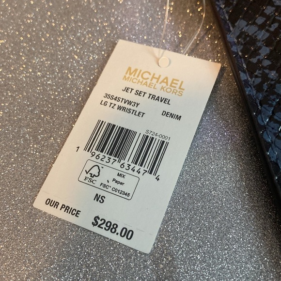 🖤💙MICHAEL KORS🖤💙Jet Set Travel Lg Top Zip Wristlet in Exotic Embossed Denim/NWT - Picture 3 of 6